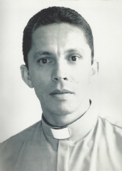 Padre Adilson Neres Vieira.
