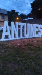Ontem (06/11/19), com a pintura das letras, foi concluída a instalação do letreiro “ANTUNES” no único Distrito do Município. Ficou lindo demais e a população está amando! Veja!!!