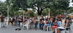 Confira as fotos de ontem (20/12/19) das apresentações dos alunos das oficinas de violão, teclado e canto da Secretaria Municipal de Assistência Social na Praça Manuel de Assis!