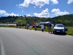 Prefeitura Municipal de Igaratinga e policiais do 3º Pelotão da 19ª Companhia Independente da Polícia Militar em Igaratinga instalam barreira sanitária próxima ao trevo da BR-262