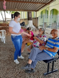 Prefeitura Municipal desenvolve projeto "Saúde na Praça" para idosos acima de 60 anos.