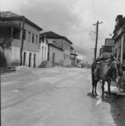 Vista de uma rua de Igaratinga em 1967.