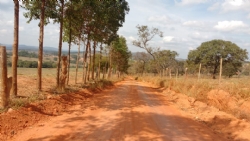 Prefeitura realiza trabalho de cascalhamento de estradas rurais