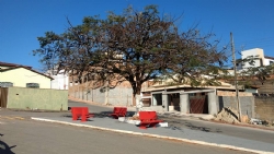 Revitalização do canteiro entre as ruas Pará de Minas e Tiradentes