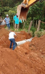 Prefeitura instala manilhas para drenagem pluvial
