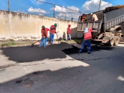 Operação tapa-buracos na Rua Nova Serrana 1º trecho