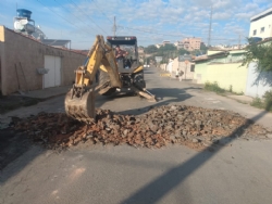 Operação tapa-buracos na Rua Nova Serrana 4º e 5º trecho