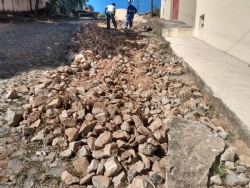 Recuperação da pavimentação poliédrica da Rua Pernambuco e construção de saída de água