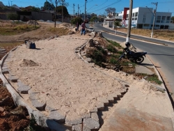 Início da construção de uma calçada à margem da Avenida Antônio Pio da Fonseca, sede do Município