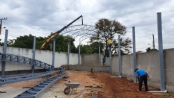 A construção da quadra de esportes na Escola Municipal José Ferreira de Faria, em Limas, está a todo vapor. Em breve a quadra estará pronta para ser inaugurada!