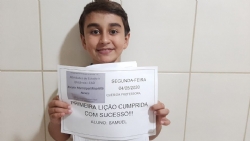 Ontem (04/05/2020) o aluno Samuel, que estuda na Escola Municipal Risoleta Neves, Distrito de Antunes, concluiu a primeira lição da apostila a distância e enviou um recadinho para a sua professora!