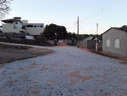 A Prefeitura Municipal, através da Secretaria Municipal de Infraestrutura, está realizando a pavimentação poliédrica em algumas das ruas do Distrito de Limas.