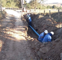 A Prefeitura Municipal através da Secretaria de Infraestrutura, em parceria com a COPASA, realizou  obra em rede de captação de água para futura pavimentação asfáltica.