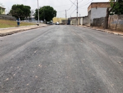 A Prefeitura Municipal por meio da Secretaria de Infraest., Meio Amb. e Serviços Urbanos, realiza pavimentação asfáltica no Distrito de Limas.
