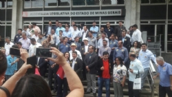 Prefeitos mineiros se manifestam em frente à ALMG e pedem socorro ao Governo Estadual