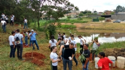 No Dia Mundial da Água, alunos realizam plantio de mudas