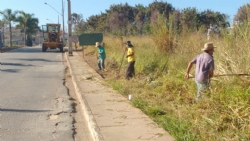 Prefeitura realiza capina e limpeza na Avenida Antônio Pio da Fonseca