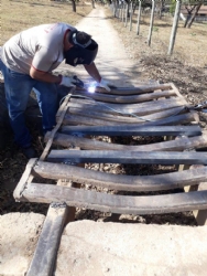 Prefeitura realiza manutenção em mata-burro na “Barra Funda”